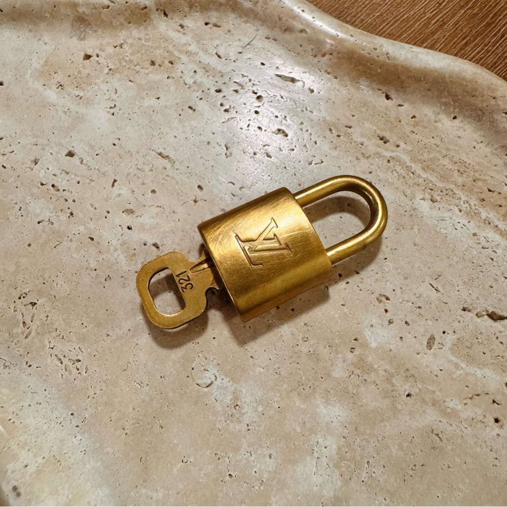 LOUIS VUITTON Lock & Key Set #321